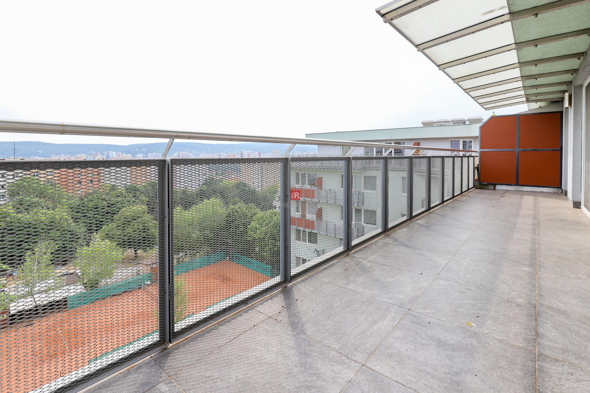 HERRYS - Na prenájom priestranný 5-izbový byt v Lamači