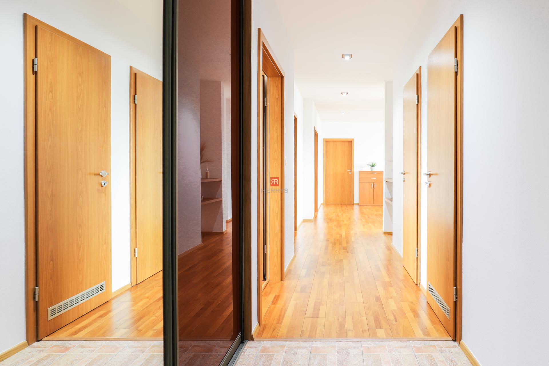 HERRYS - Na prenájom priestranný 5-izbový byt v Lamači