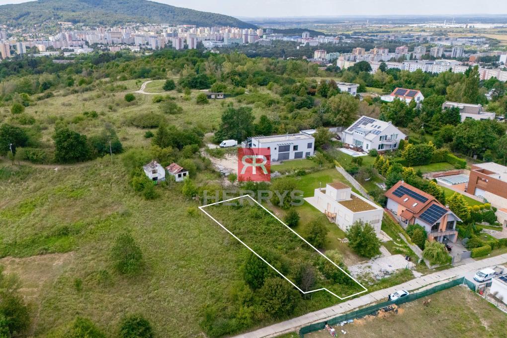 HERRYS - Na predaj stavebný pozemok pre rodinný dom v Lamači