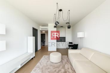 HERRYS - Na prenájom zariadený 2i byt s výhľadom na hrad v projekte EUROVEA TOWER