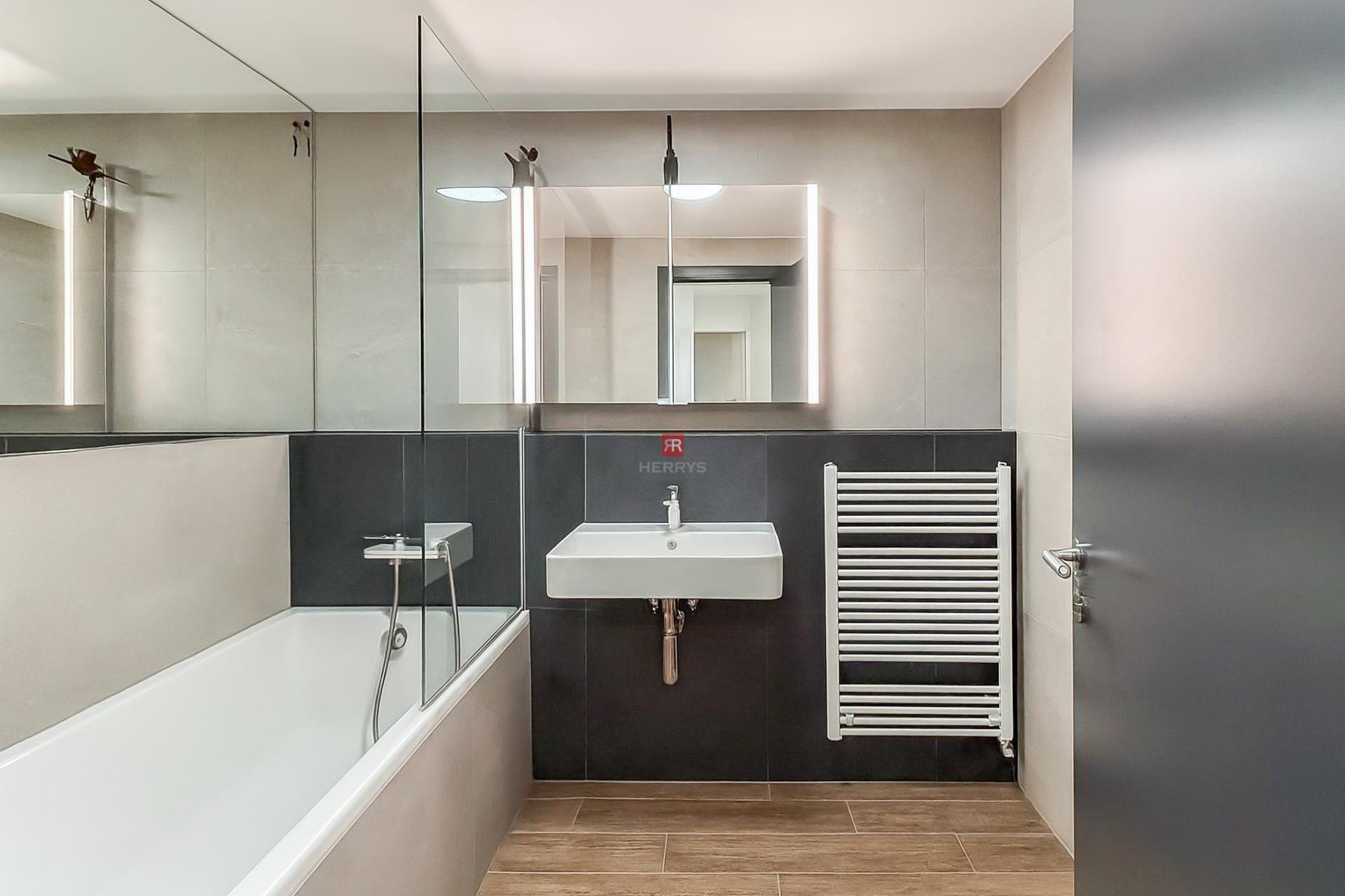 HERRYS - Na prenájom zariadený 2i byt s výhľadom na hrad v projekte EUROVEA TOWER