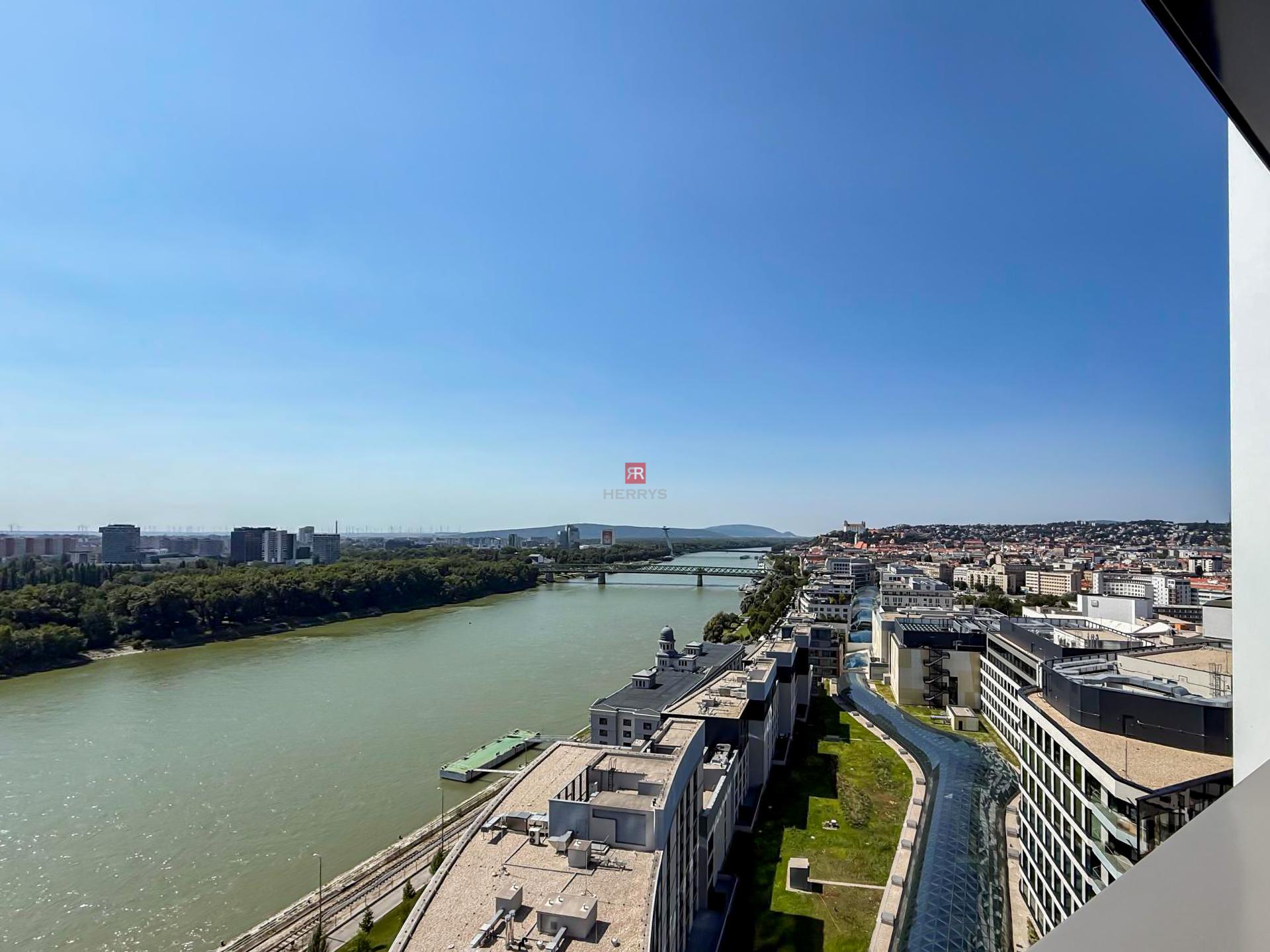 HERRYS - Na prenájom zariadený 2i byt s výhľadom na hrad v projekte EUROVEA TOWER