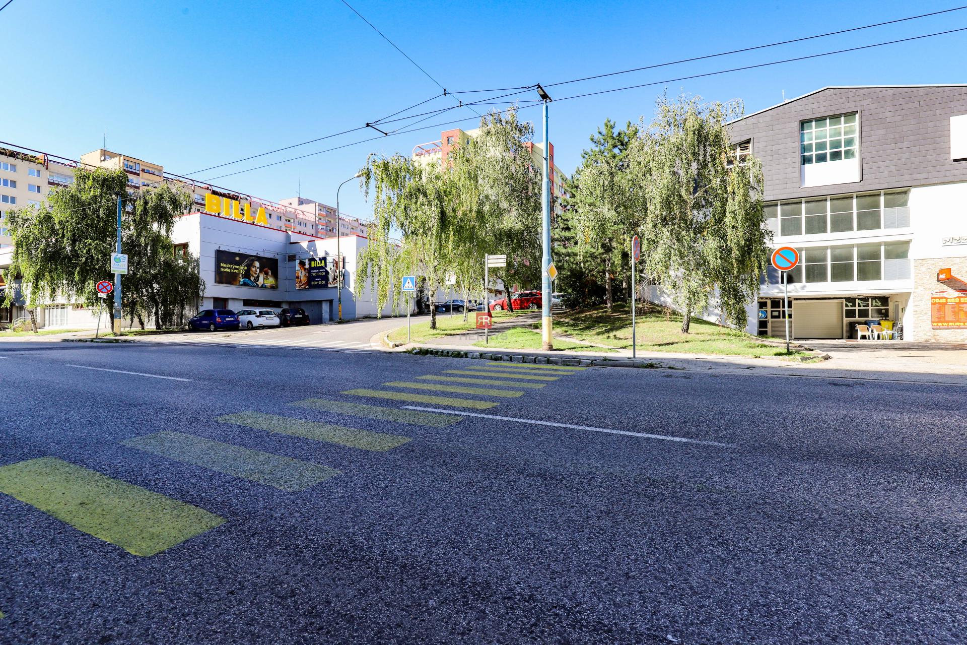 HERRYS - Na predaj uzavretá garáž v garážovom dome s elektrickou prípojkou