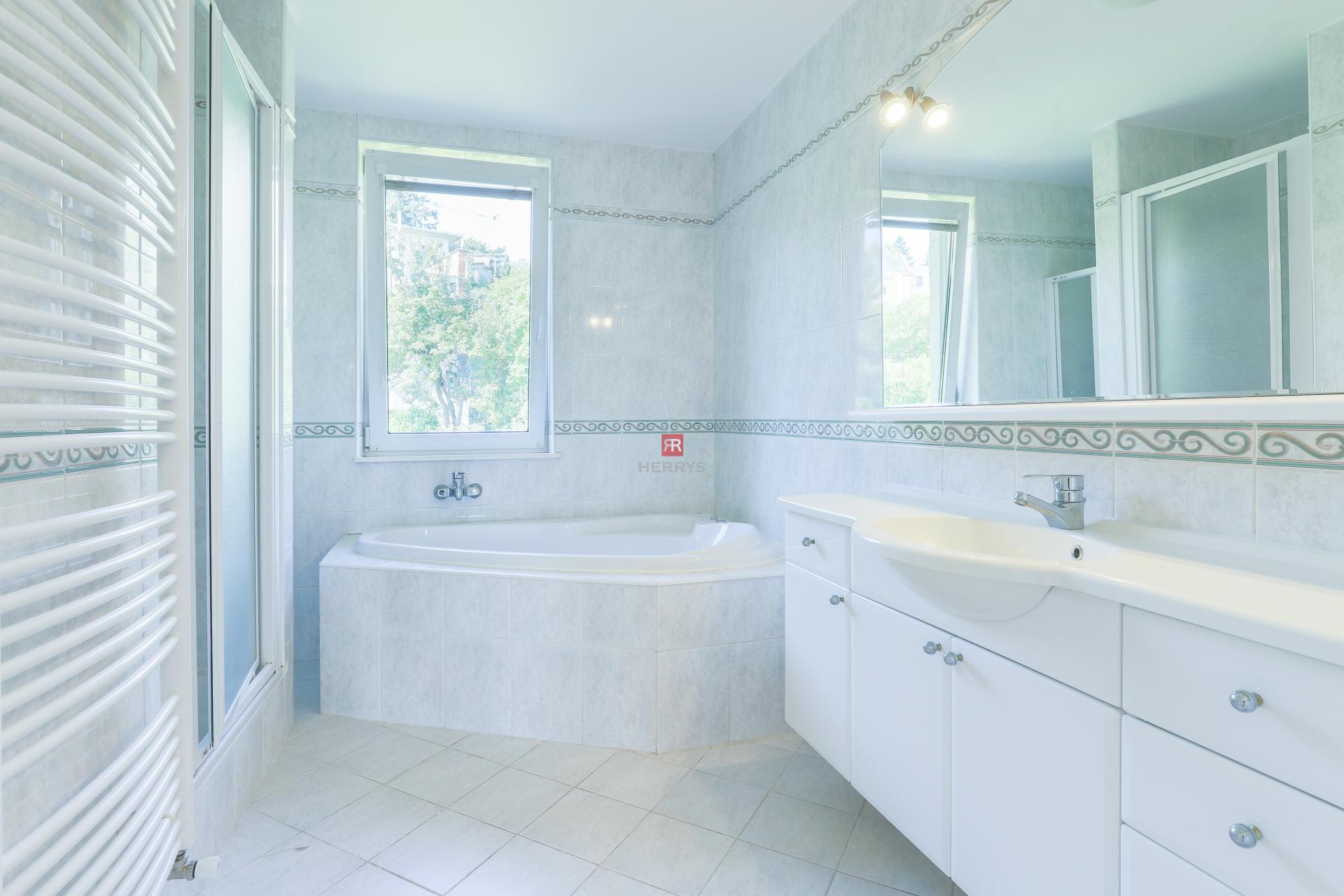 HERRYS - Na prenájom zrekonštruovaný &nbsp;4 izbový byt na lukratívnej adrese, Červeňova ulica