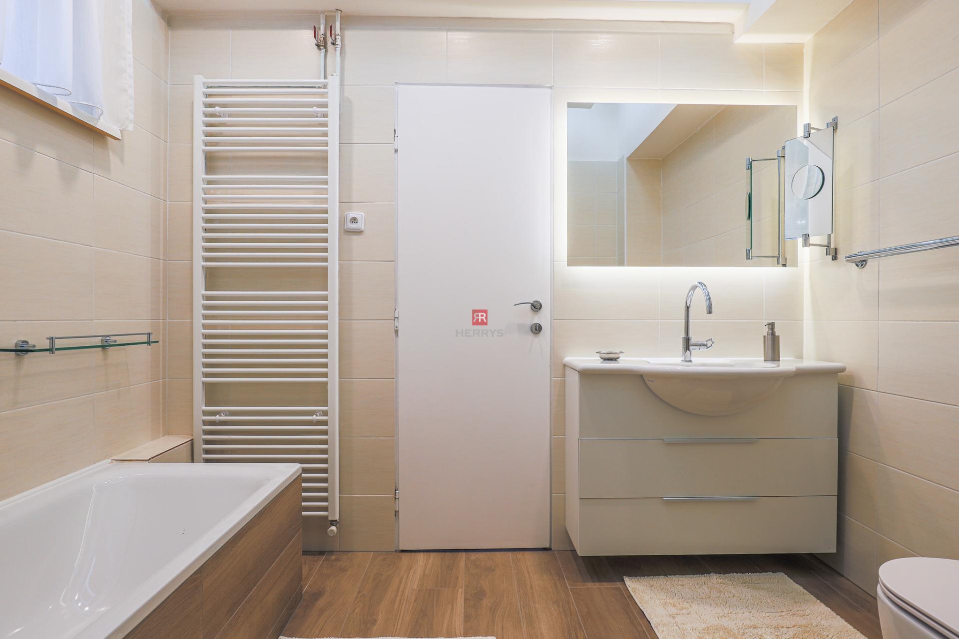 HERRYS - Na prenájom 3-izbový nadštandardný mezonetový byt v rodinnom dome v blízkosti hradu