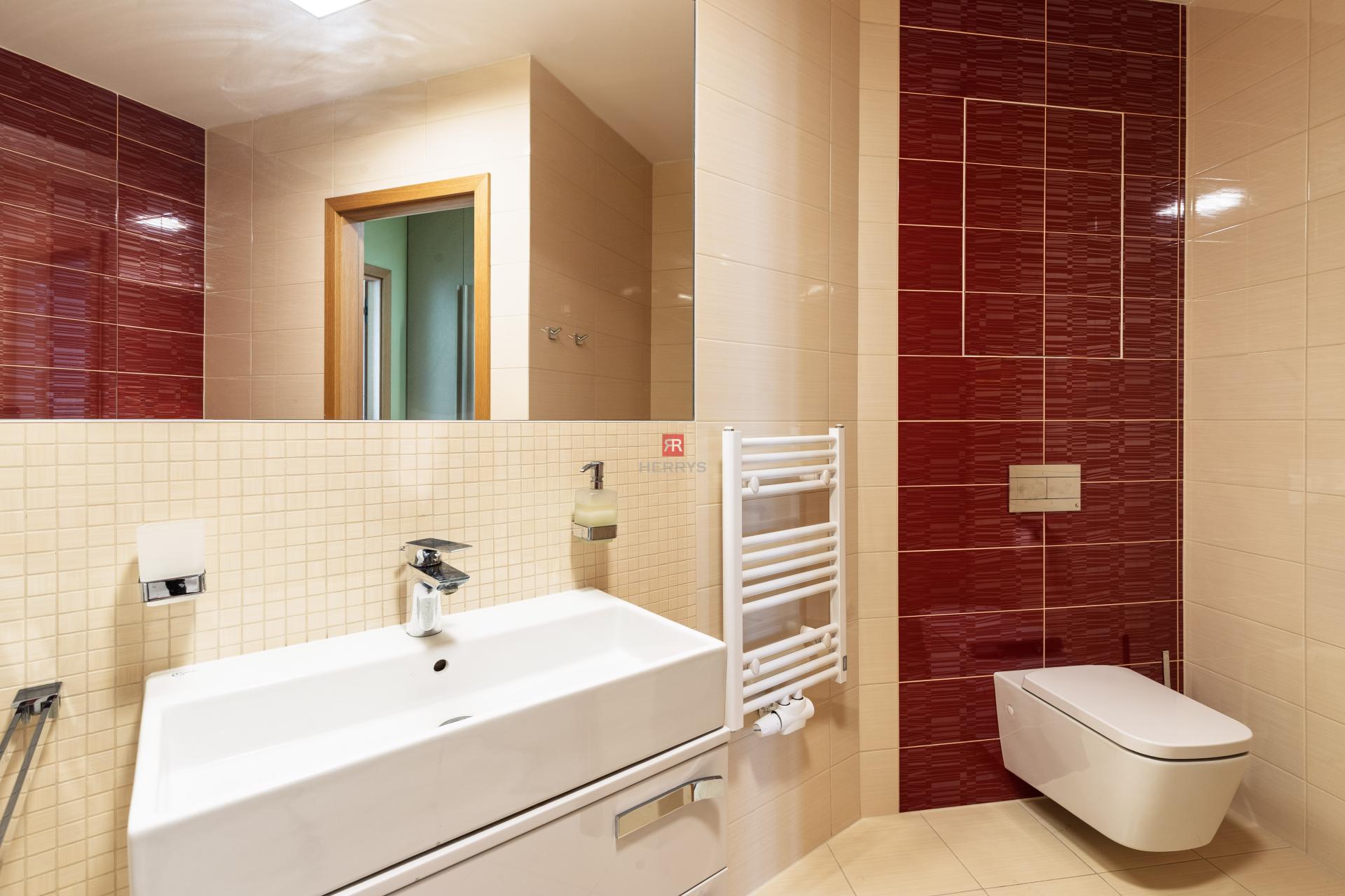 HERRYS - Na predaj slnečný dizajnový 2 izbový byt s parkovaním v Panorama City