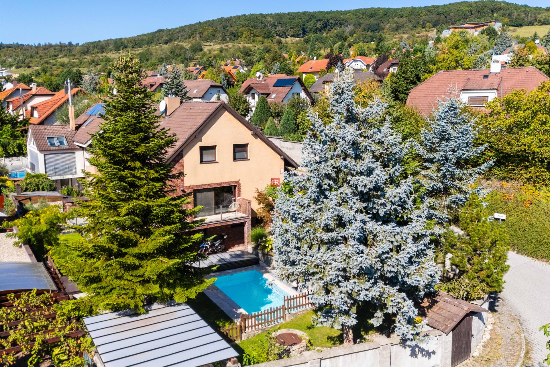 HERRYS - For sale spacious 6-room family house with swimming pool and wine cellar