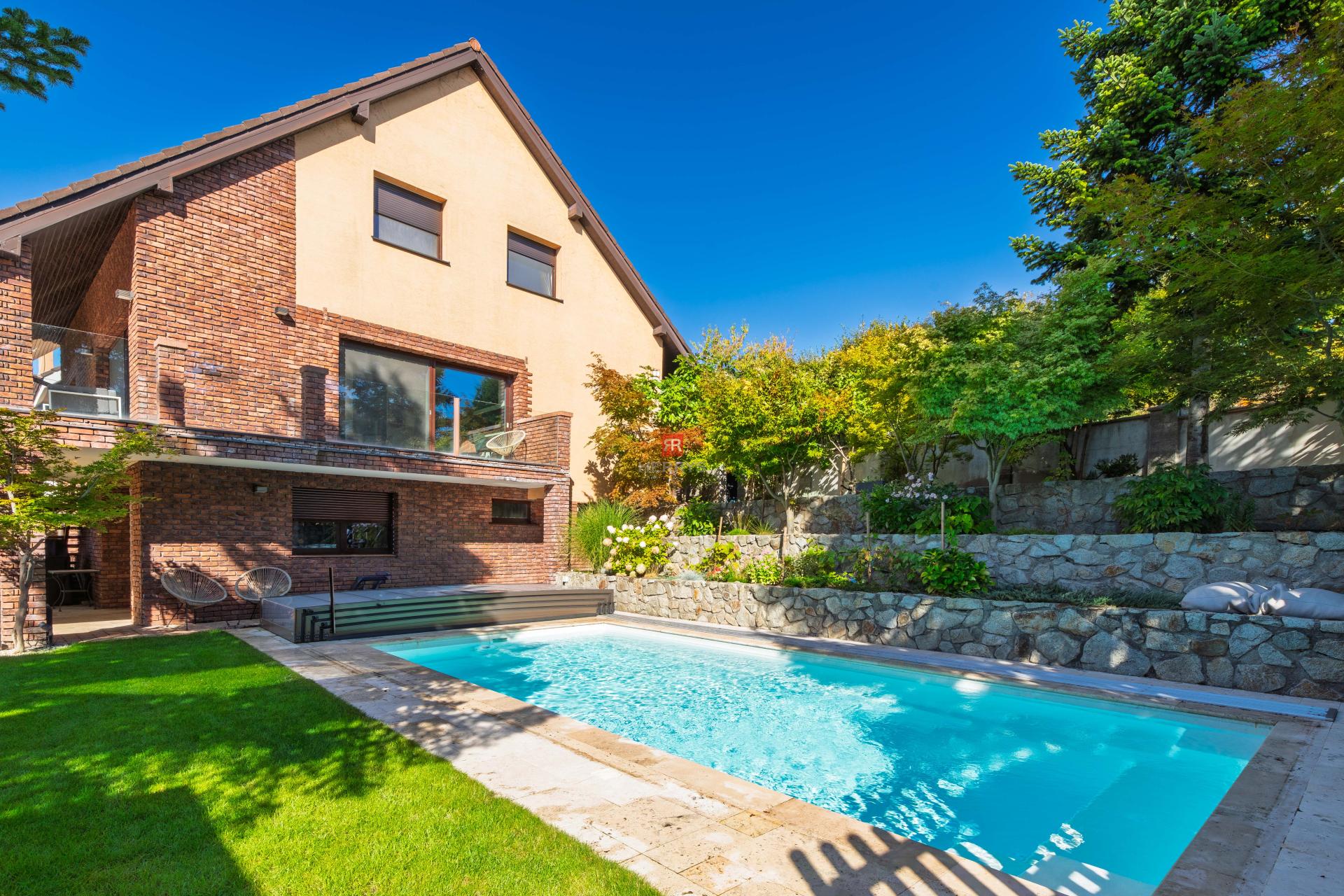 HERRYS - For sale spacious 6-room family house with swimming pool and wine cellar