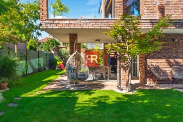 HERRYS - For sale spacious 6-room family house with swimming pool and wine cellar
