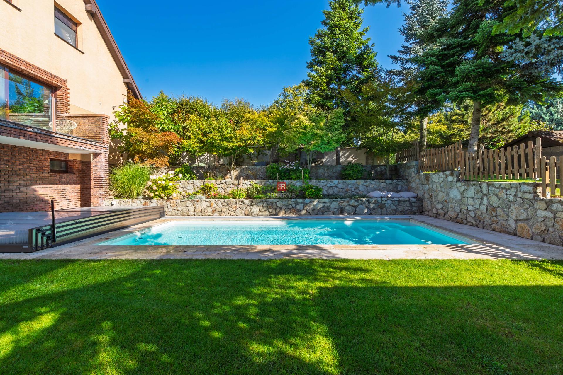 HERRYS - For sale spacious 6-room family house with swimming pool and wine cellar