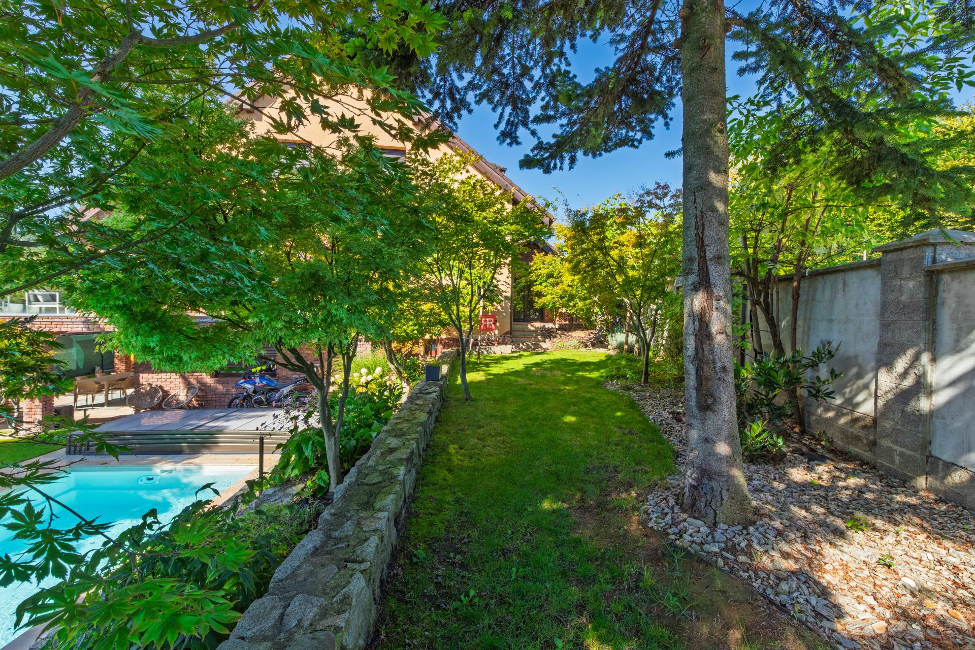 HERRYS - For sale spacious 6-room family house with swimming pool and wine cellar