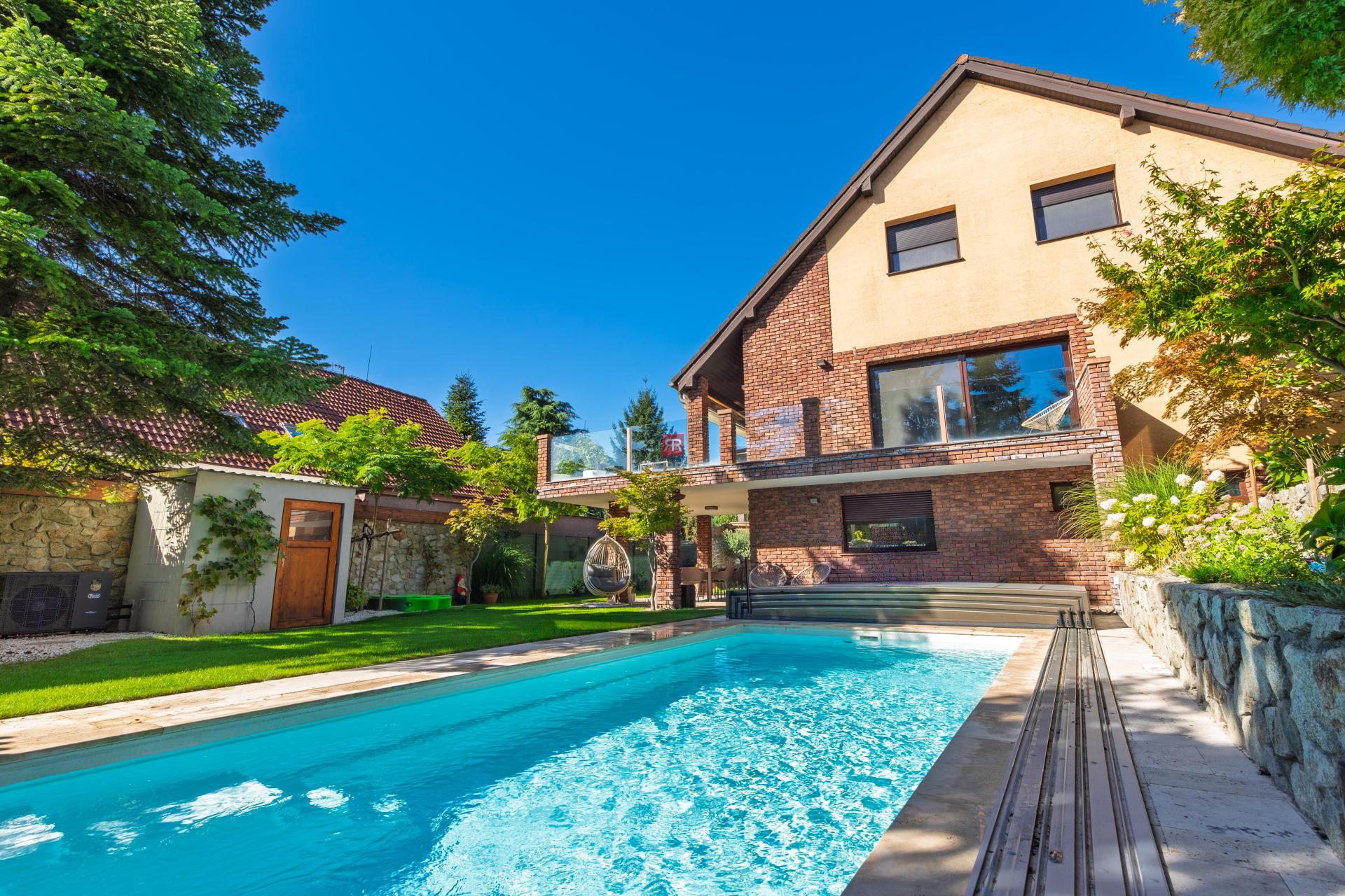 HERRYS - For sale spacious 6-room family house with swimming pool and wine cellar