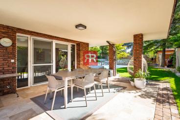 HERRYS - For sale spacious 6-room family house with swimming pool and wine cellar