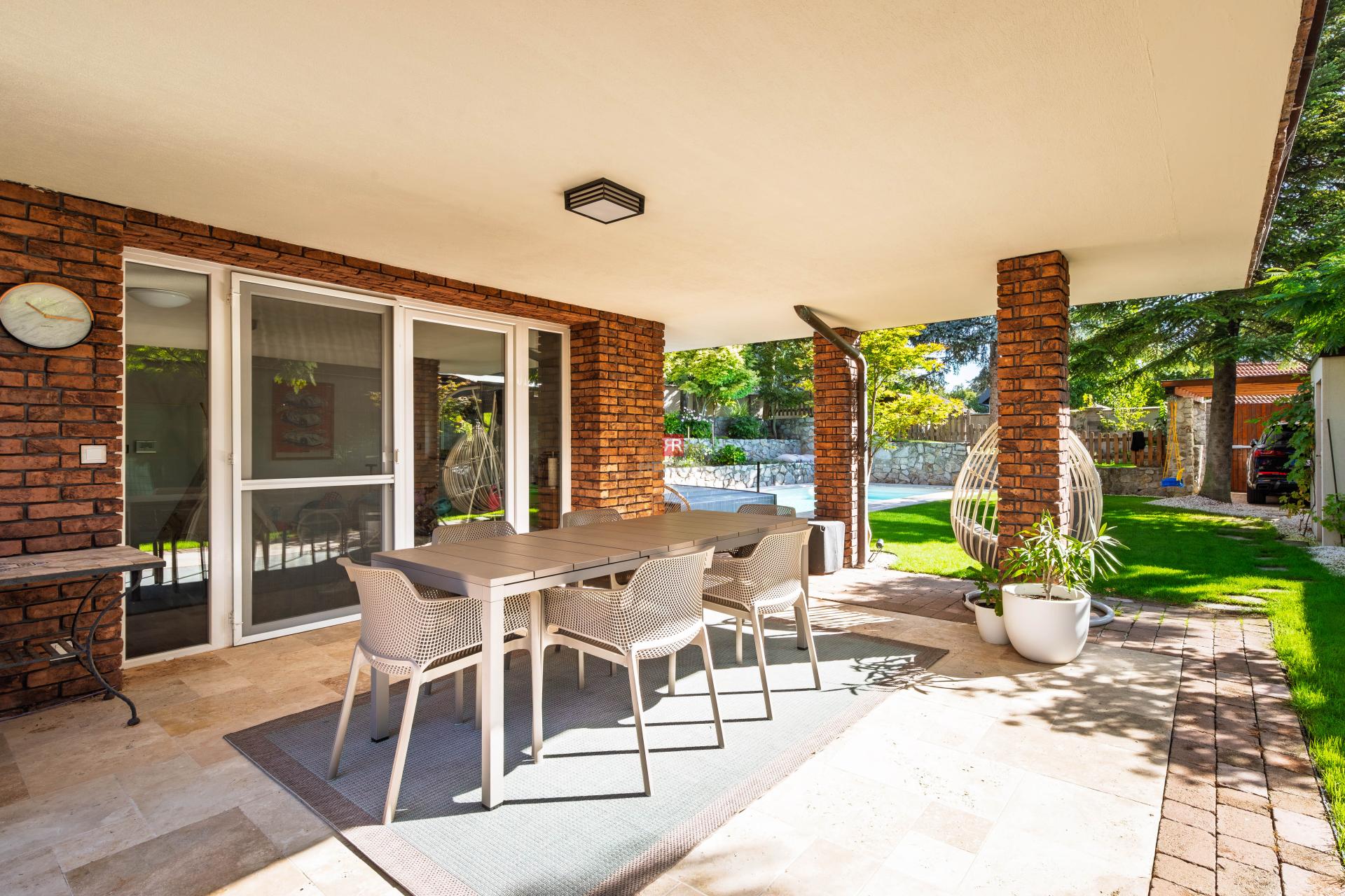 HERRYS - For sale spacious 6-room family house with swimming pool and wine cellar