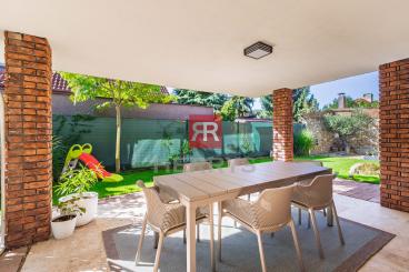 HERRYS - For sale spacious 6-room family house with swimming pool and wine cellar