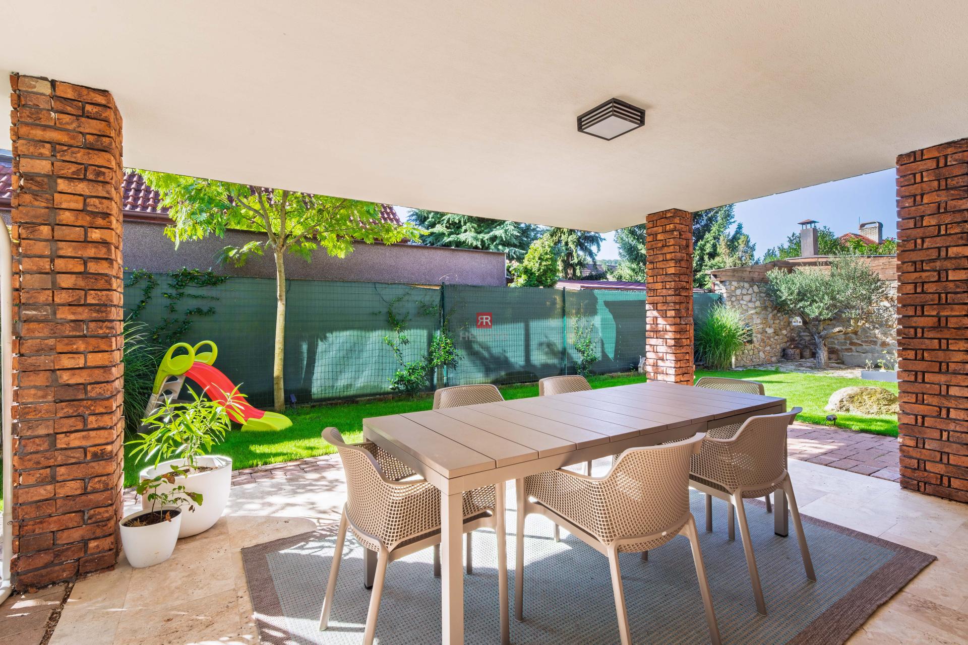 HERRYS - For sale spacious 6-room family house with swimming pool and wine cellar