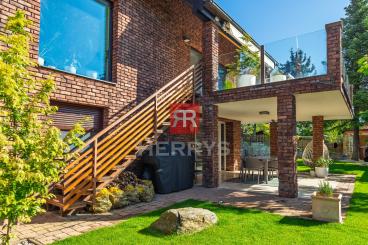 HERRYS - For sale spacious 6-room family house with swimming pool and wine cellar