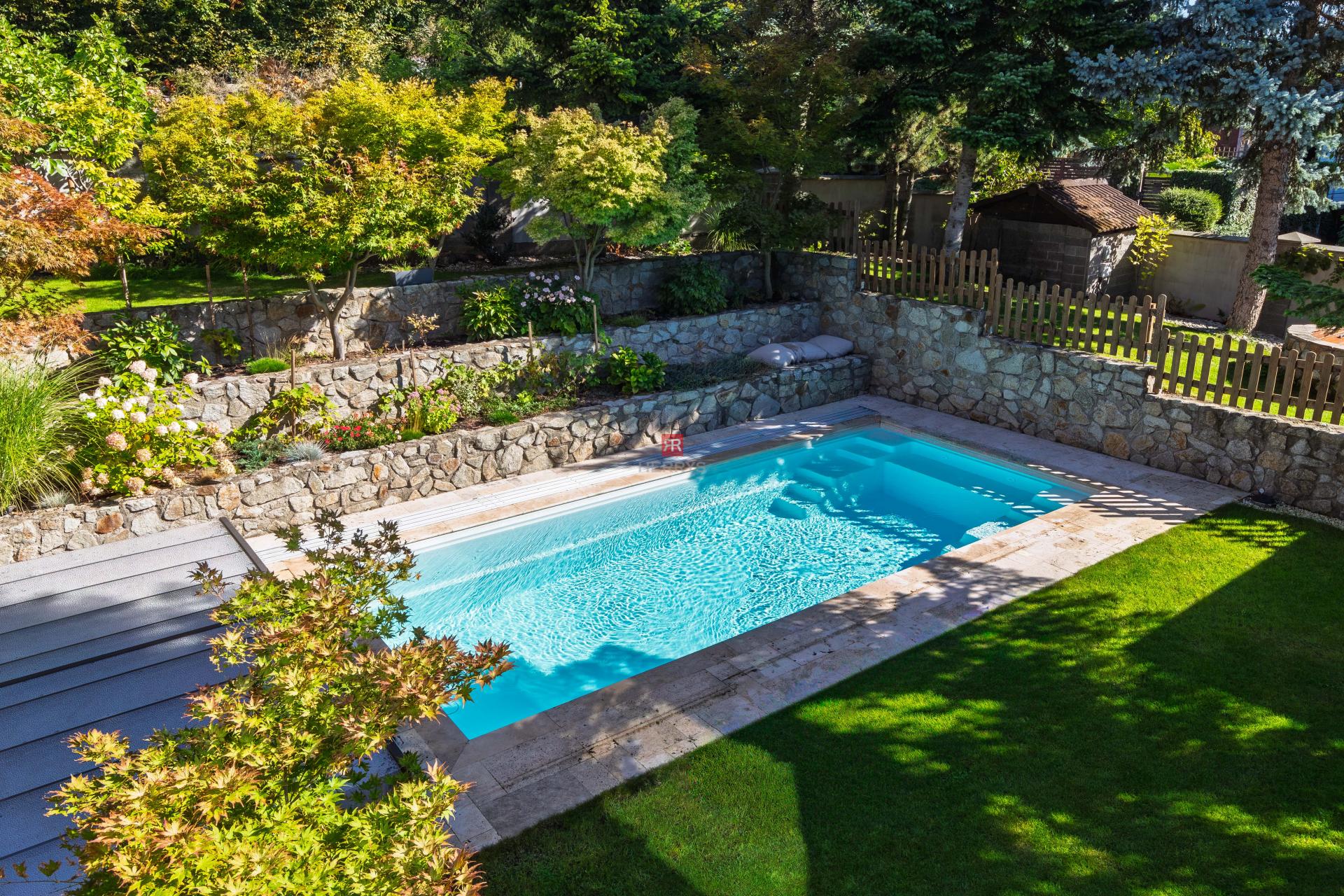 HERRYS - For sale spacious 6-room family house with swimming pool and wine cellar