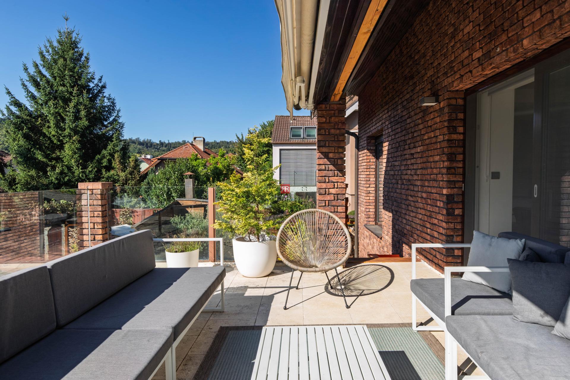 HERRYS - For sale spacious 6-room family house with swimming pool and wine cellar
