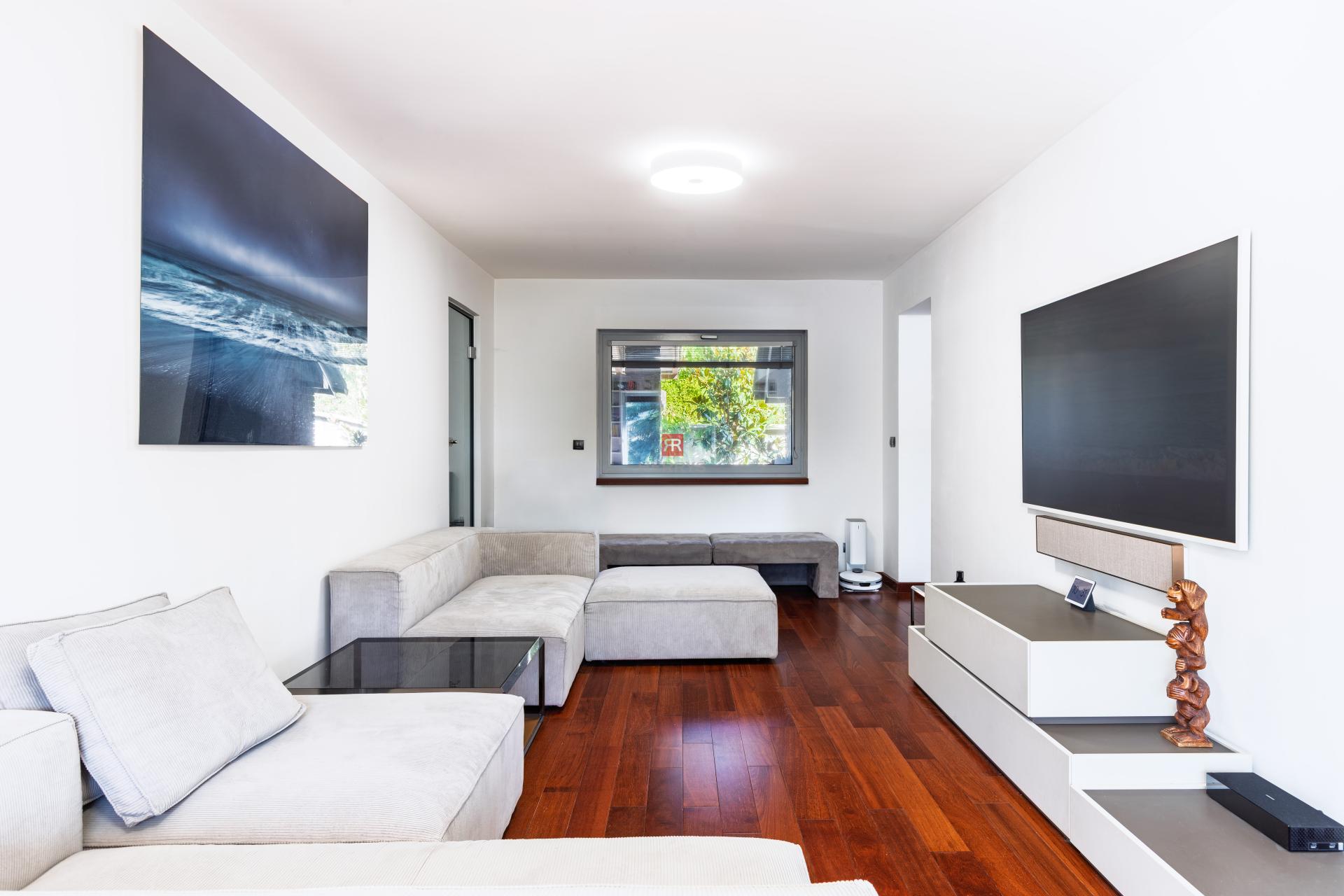 HERRYS - For sale spacious 6-room family house with swimming pool and wine cellar