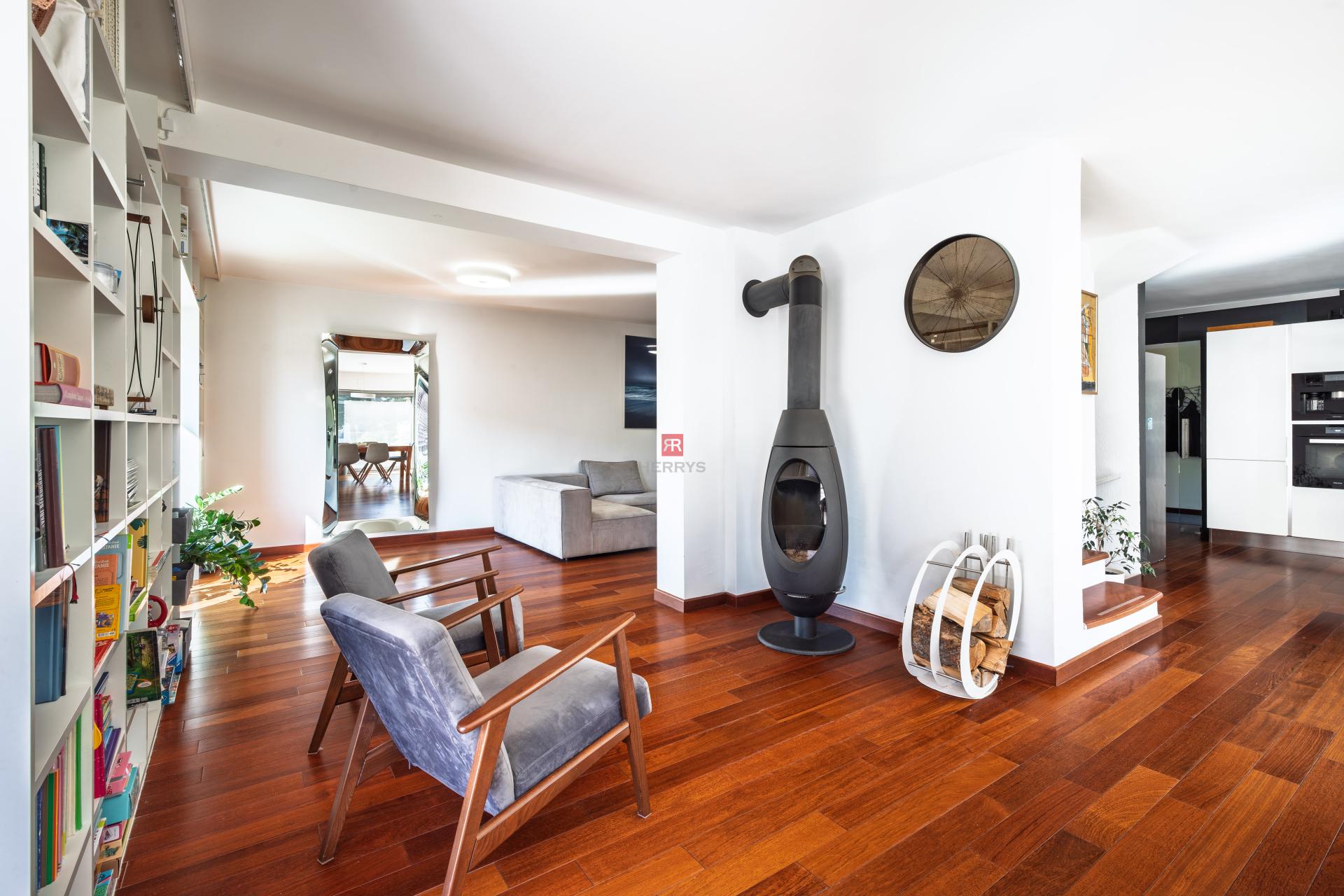 HERRYS - For sale spacious 6-room family house with swimming pool and wine cellar