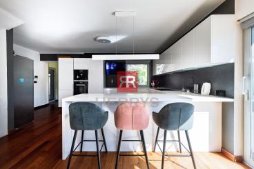 HERRYS - For sale spacious 6-room family house with swimming pool and wine cellar