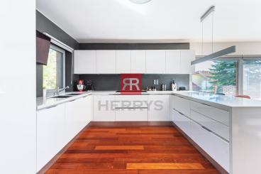 HERRYS - For sale spacious 6-room family house with swimming pool and wine cellar