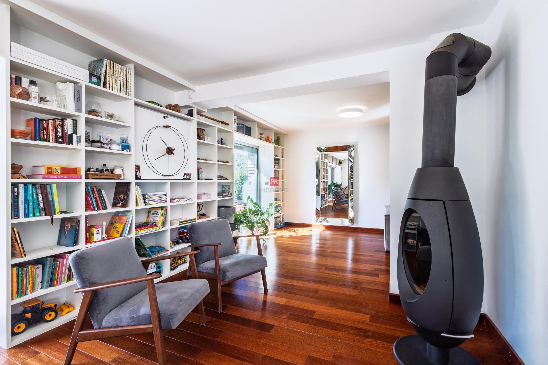 HERRYS - For sale spacious 6-room family house with swimming pool and wine cellar