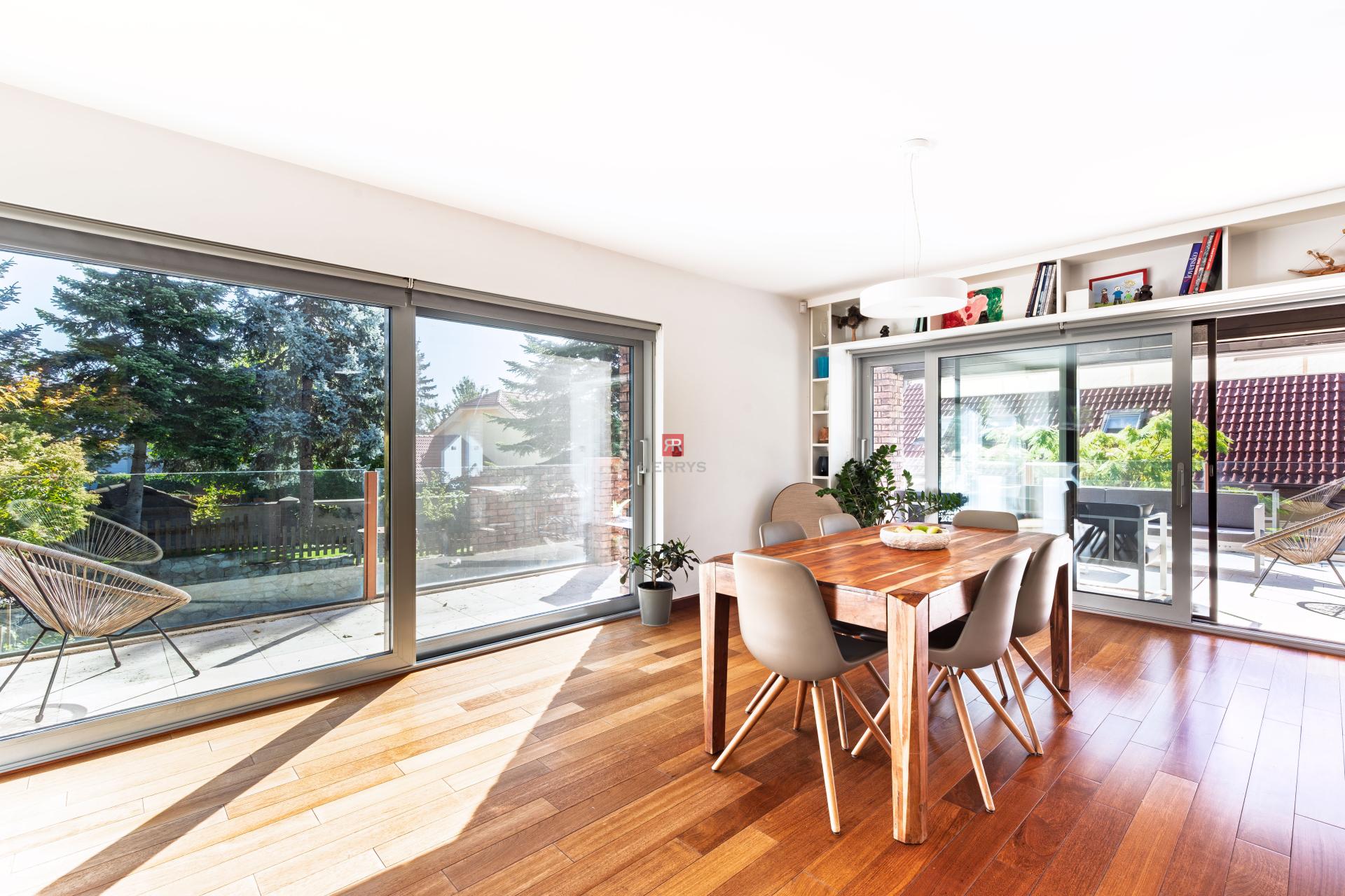 HERRYS - For sale spacious 6-room family house with swimming pool and wine cellar