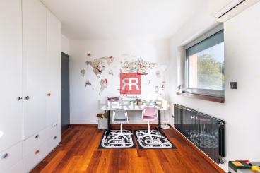 HERRYS - For sale spacious 6-room family house with swimming pool and wine cellar