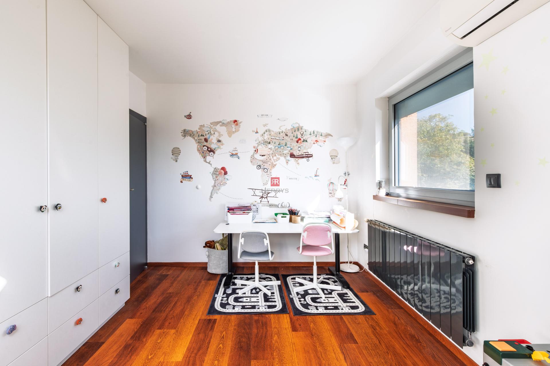 HERRYS - For sale spacious 6-room family house with swimming pool and wine cellar