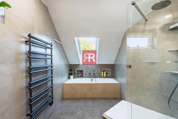 HERRYS - For sale spacious 6-room family house with swimming pool and wine cellar