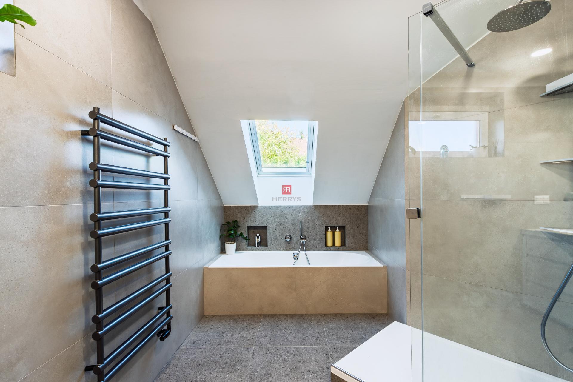 HERRYS - For sale spacious 6-room family house with swimming pool and wine cellar
