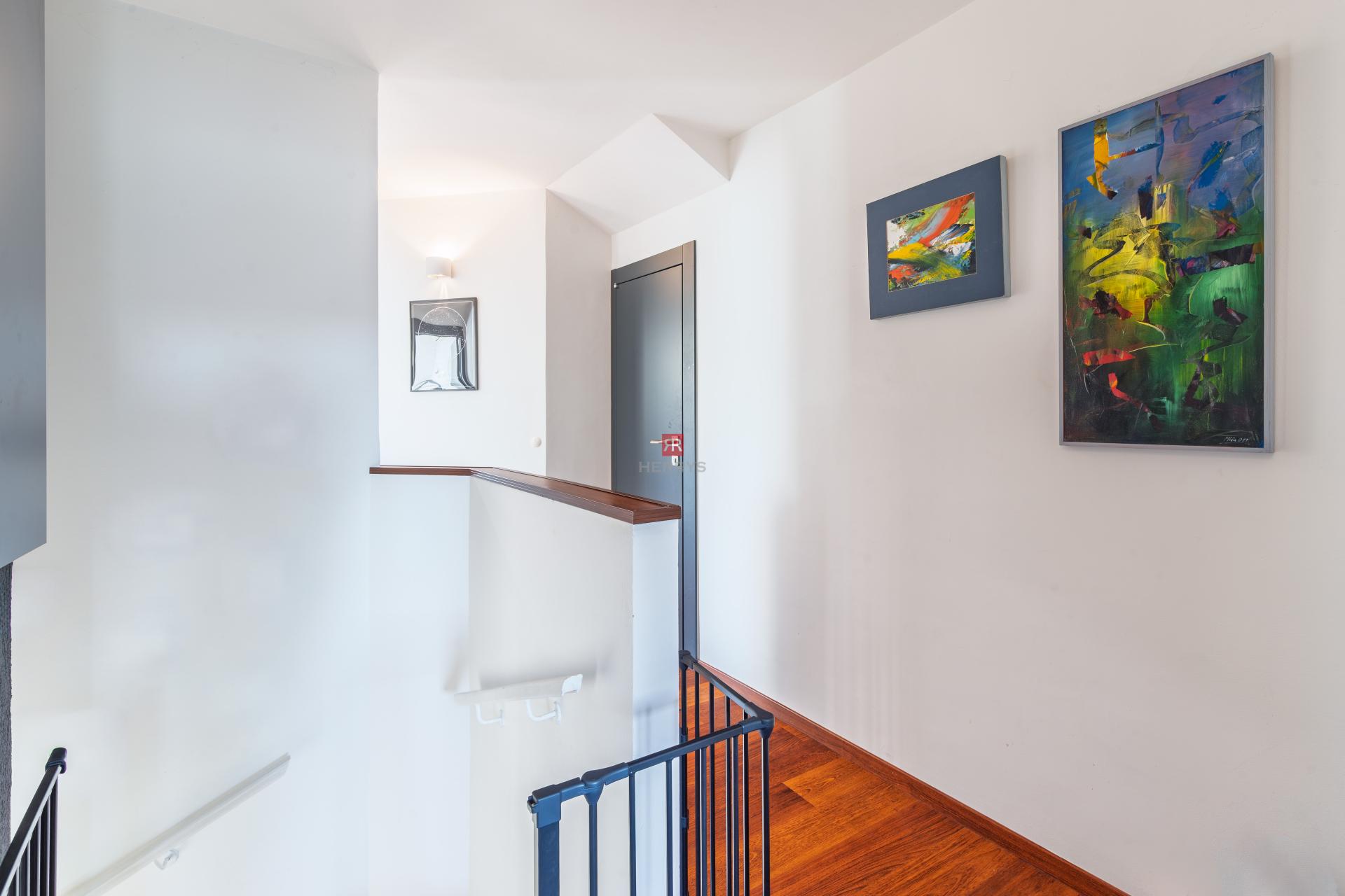 HERRYS - For sale spacious 6-room family house with swimming pool and wine cellar