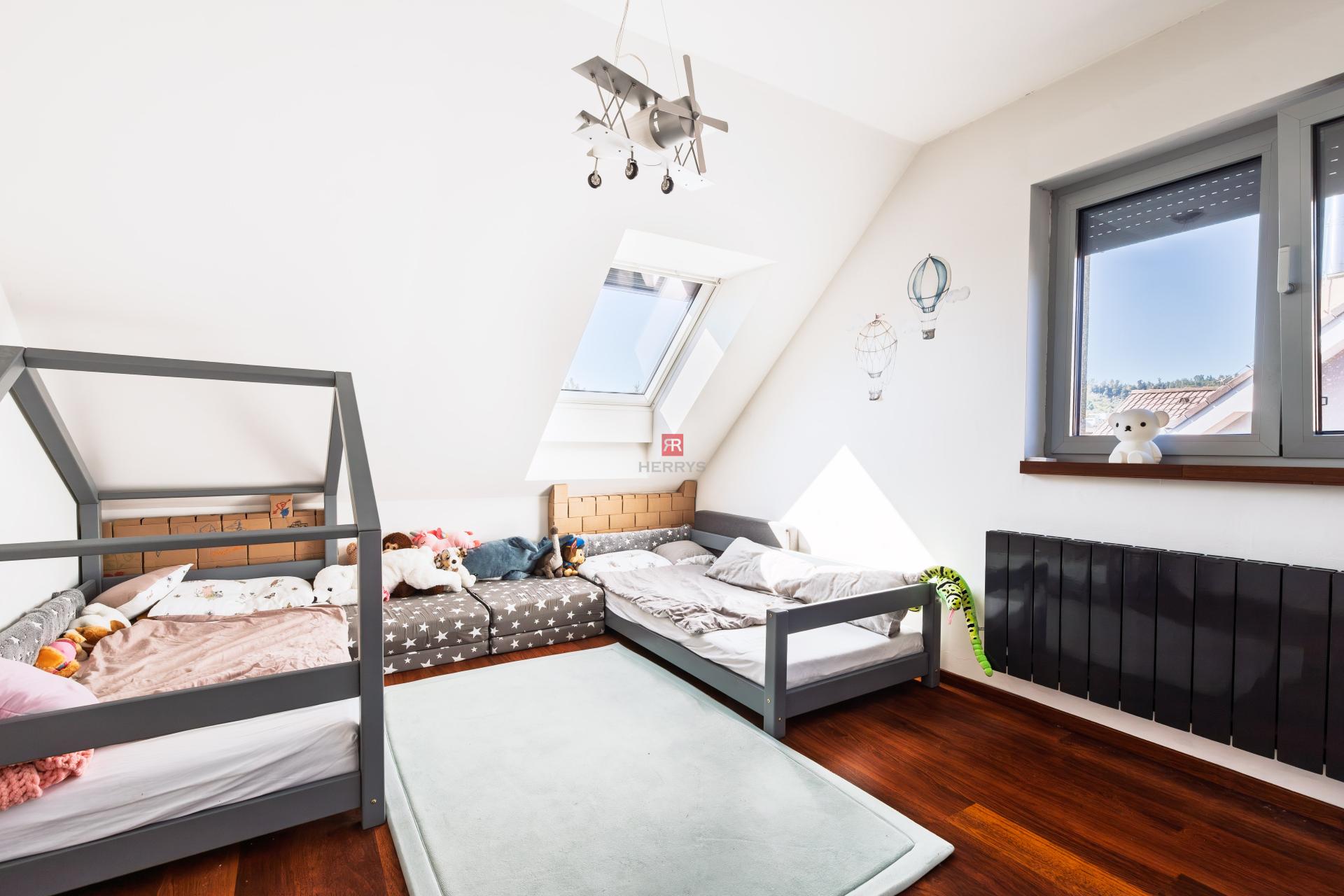 HERRYS - For sale spacious 6-room family house with swimming pool and wine cellar