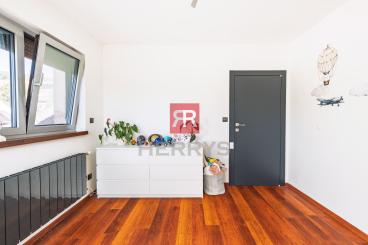 HERRYS - For sale spacious 6-room family house with swimming pool and wine cellar