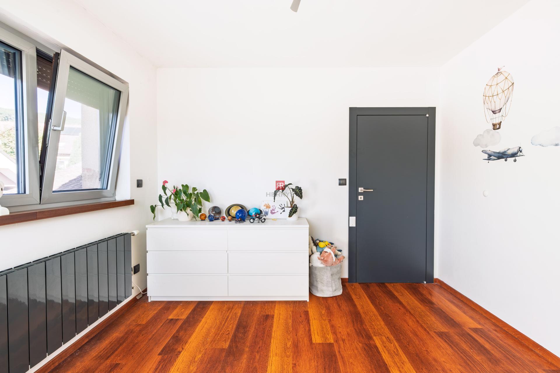 HERRYS - For sale spacious 6-room family house with swimming pool and wine cellar