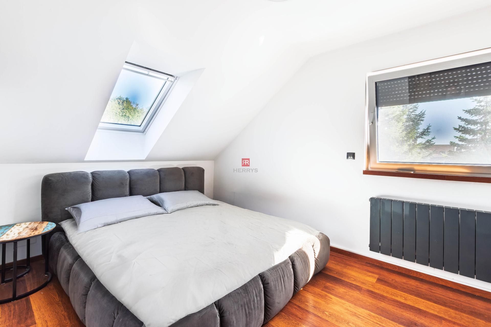 HERRYS - For sale spacious 6-room family house with swimming pool and wine cellar