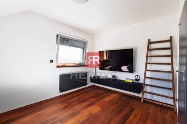 HERRYS - For sale spacious 6-room family house with swimming pool and wine cellar