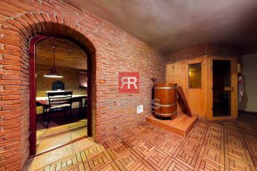 HERRYS - For sale spacious 6-room family house with swimming pool and wine cellar