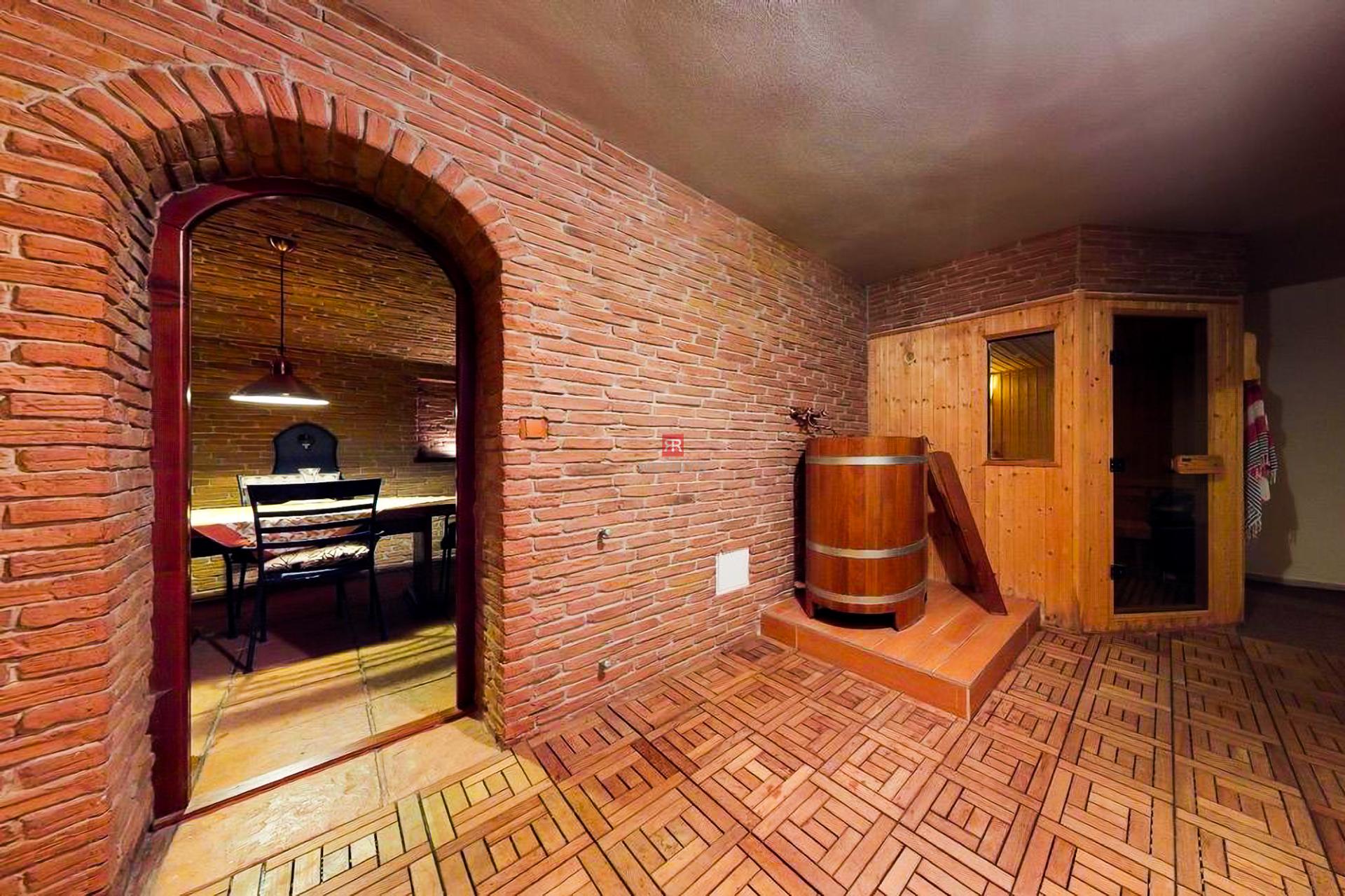 HERRYS - For sale spacious 6-room family house with swimming pool and wine cellar