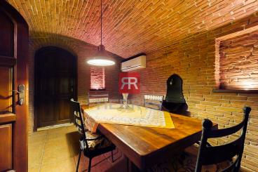 HERRYS - For sale spacious 6-room family house with swimming pool and wine cellar