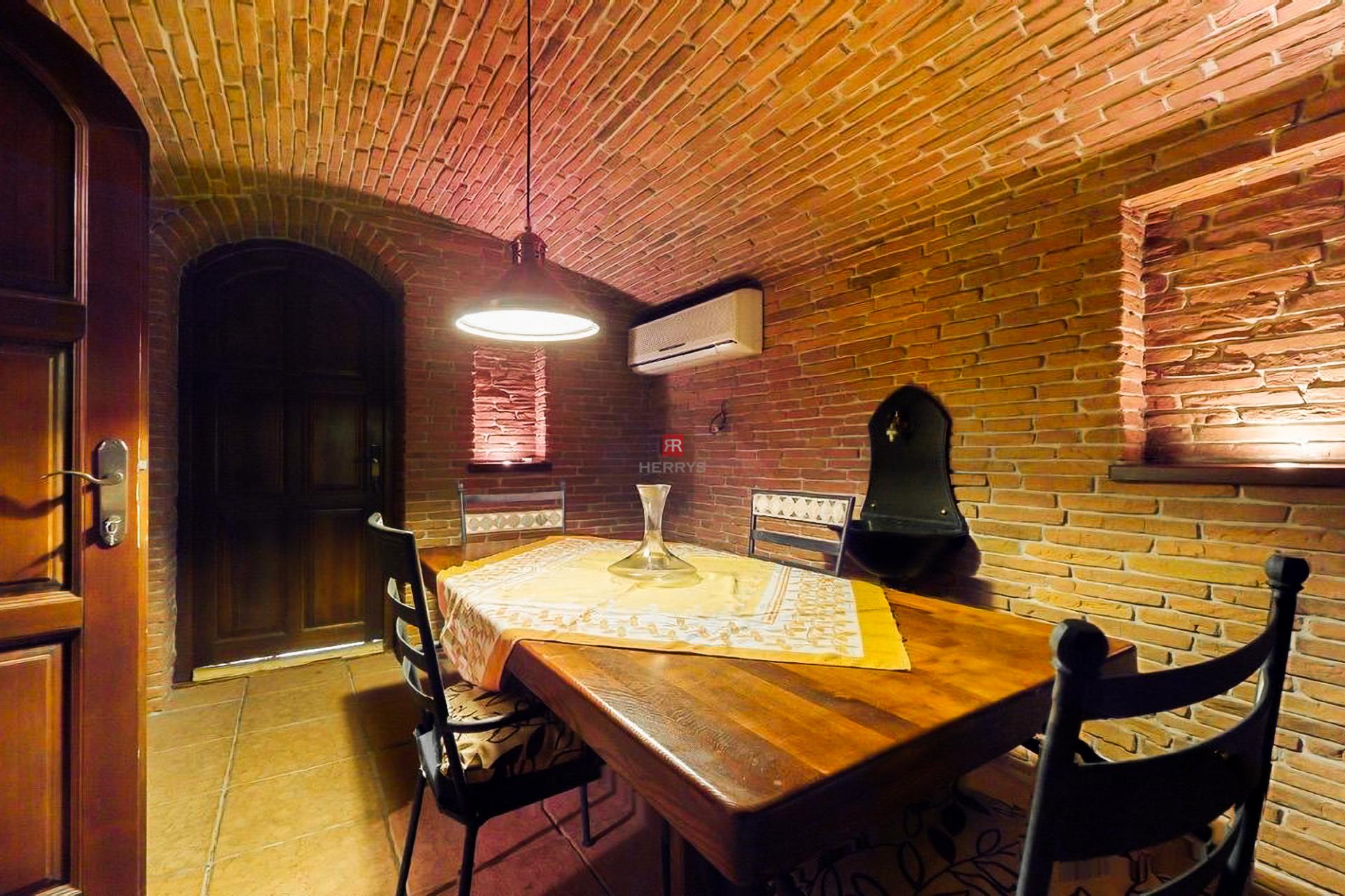 HERRYS - For sale spacious 6-room family house with swimming pool and wine cellar