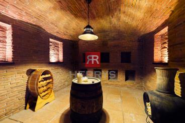 HERRYS - For sale spacious 6-room family house with swimming pool and wine cellar