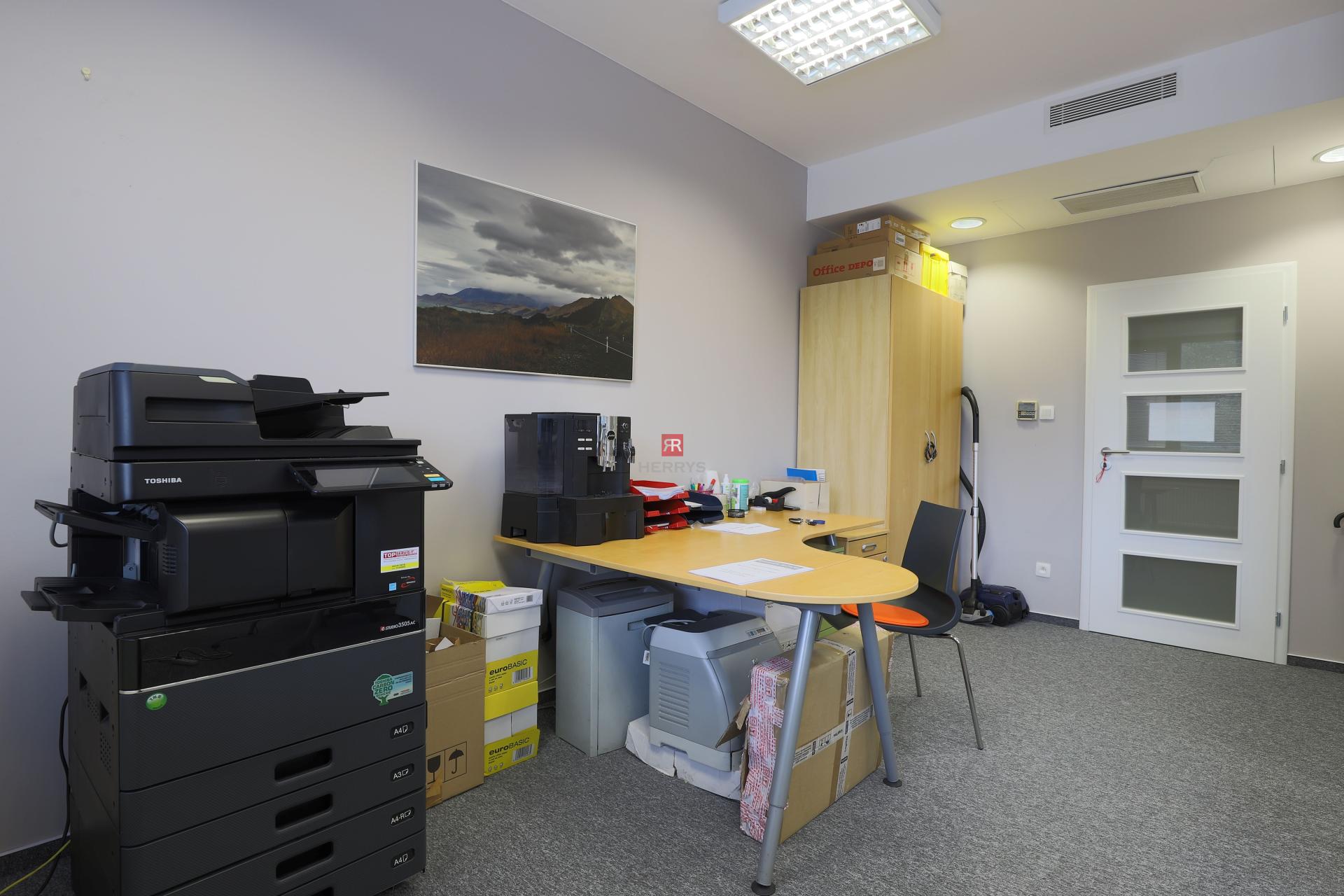 &nbsp;HERRYS - Na prenájom 110 m2 kancelária v Ružinove&nbsp;