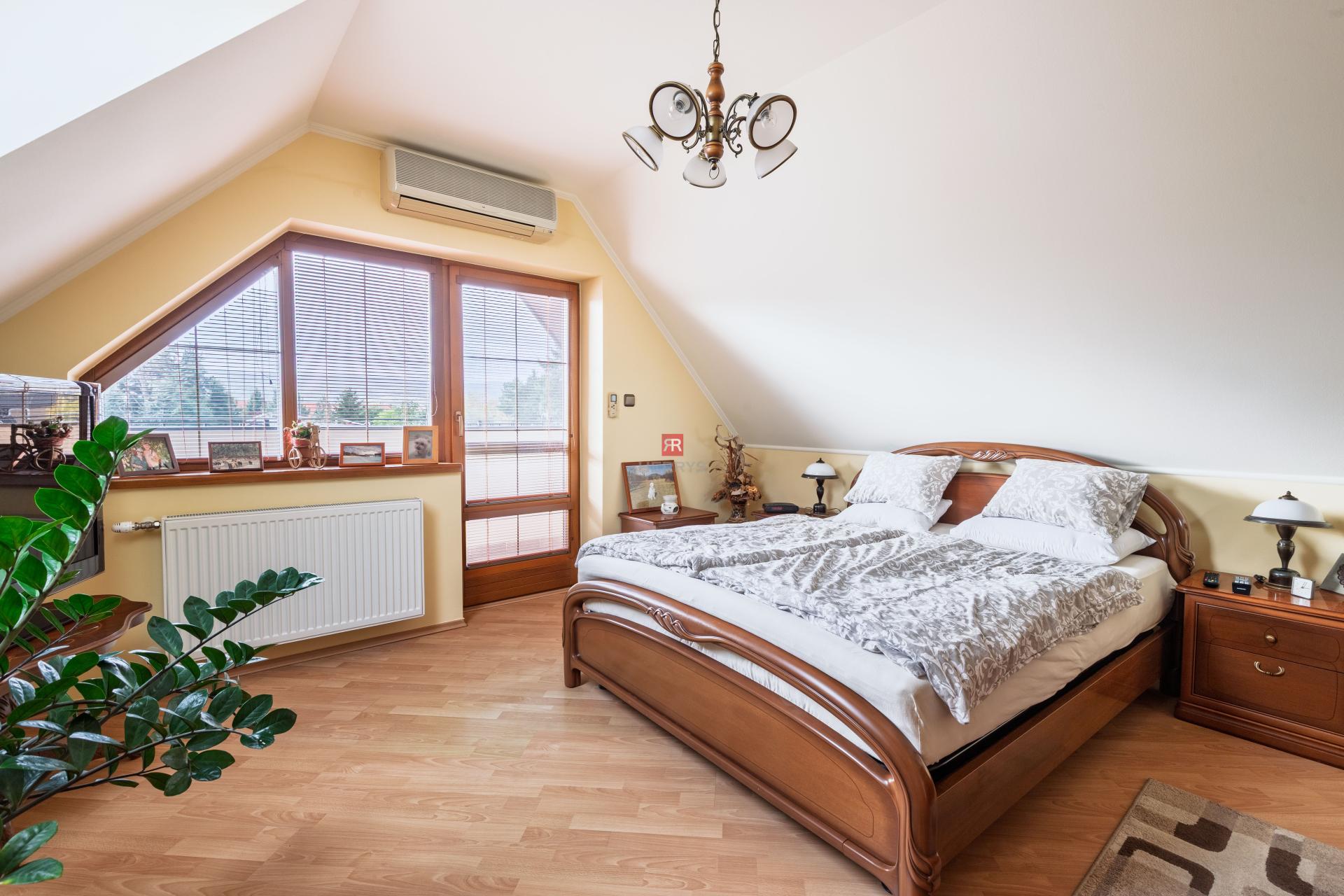 HERRYS - For sale an 6-room family house with a swimming pool and a tennis court in Pezinok