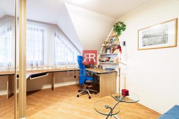 HERRYS - Na predaj exkluzívny 6-izbový rodinný dom s bazénom a tenisovým kurtom v Pezinku