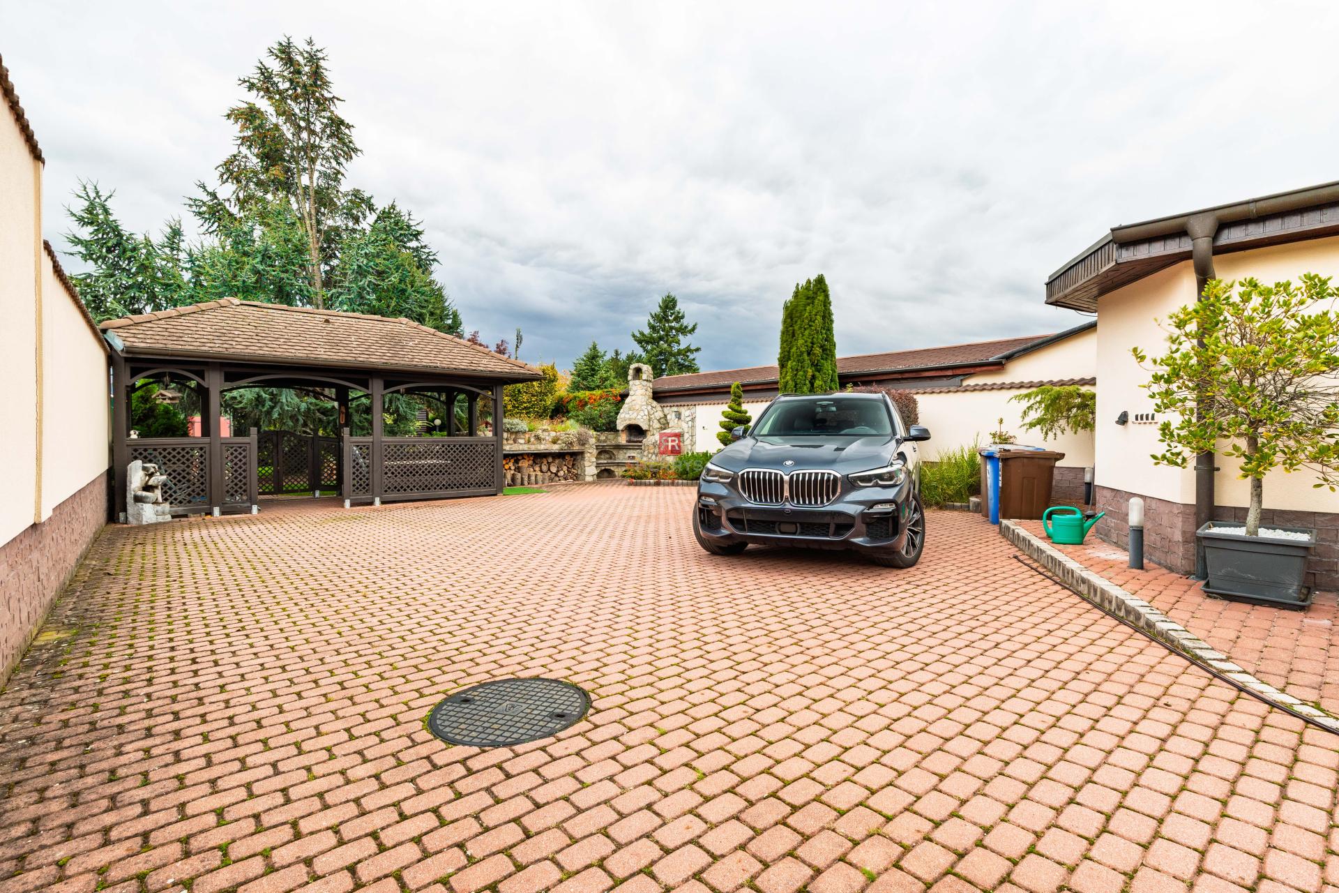 HERRYS - For sale an 6-room family house with a swimming pool and a tennis court in Pezinok