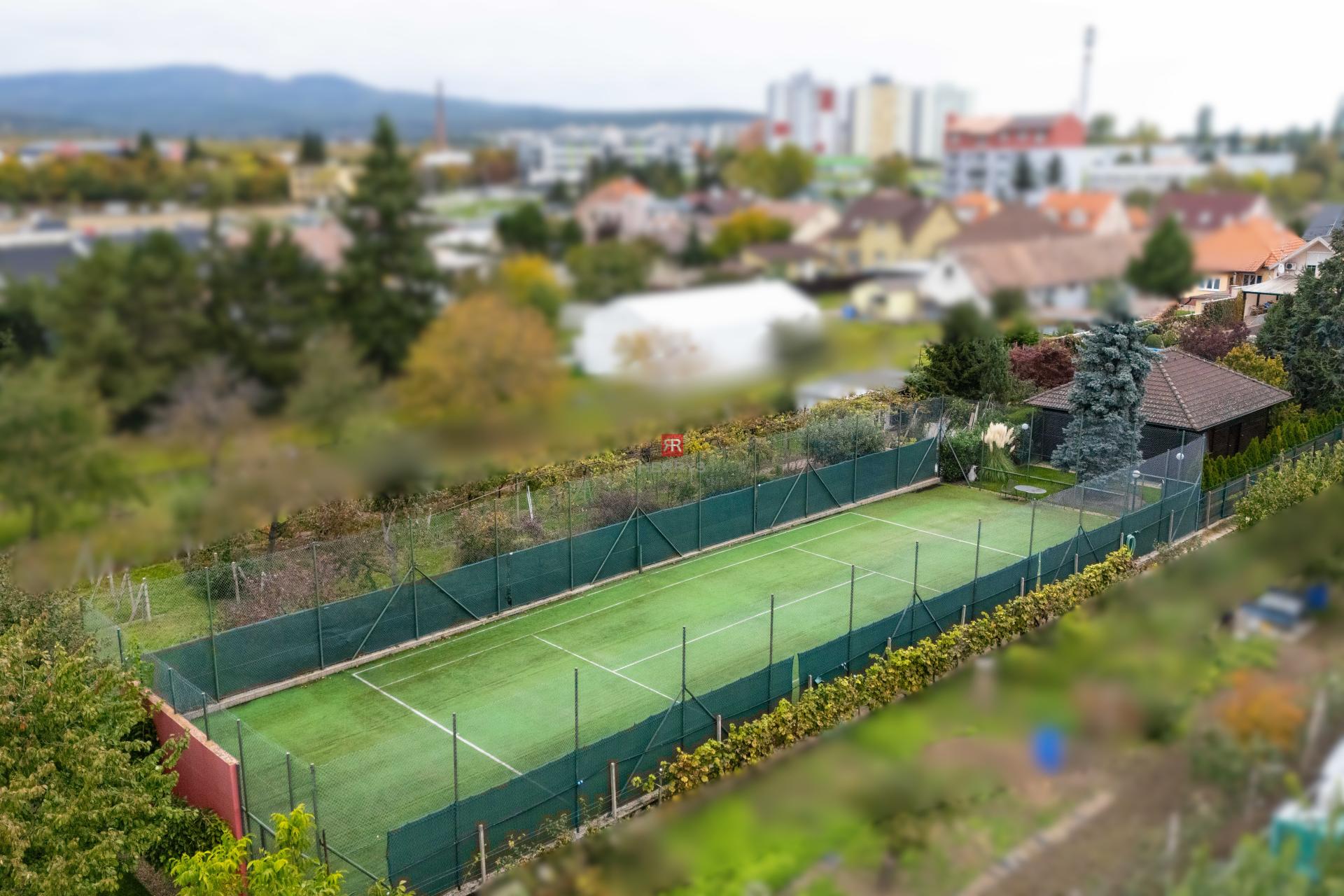 HERRYS - For sale an 6-room family house with a swimming pool and a tennis court in Pezinok