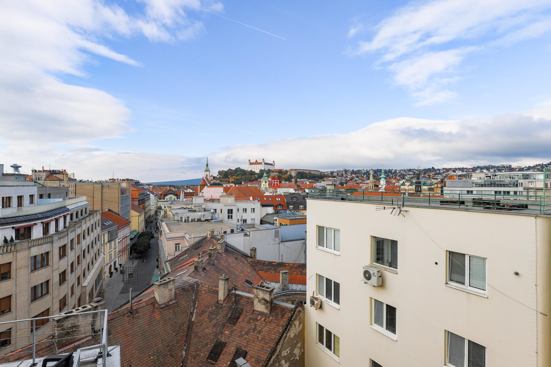 HERRYS - Na prenájom štýlový 2-izbový byt s terasou v ikonickej budove MANDERLÁK s výhľadom na hrad